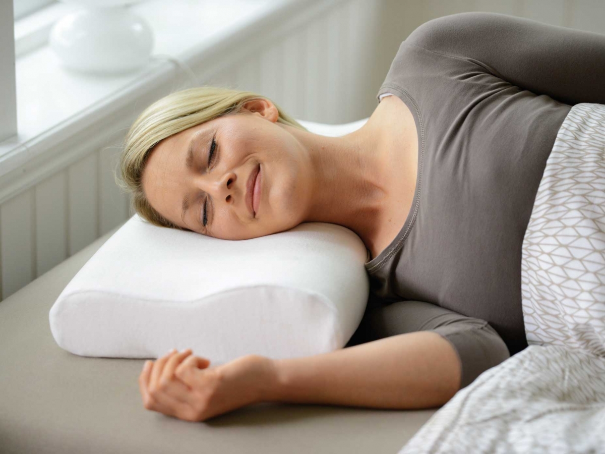 Как спать на ортопедической подушке фото. Ортопедическая подушка для сна на боку. Подушка для сна на спине. Подушка чтобы спать на спине.